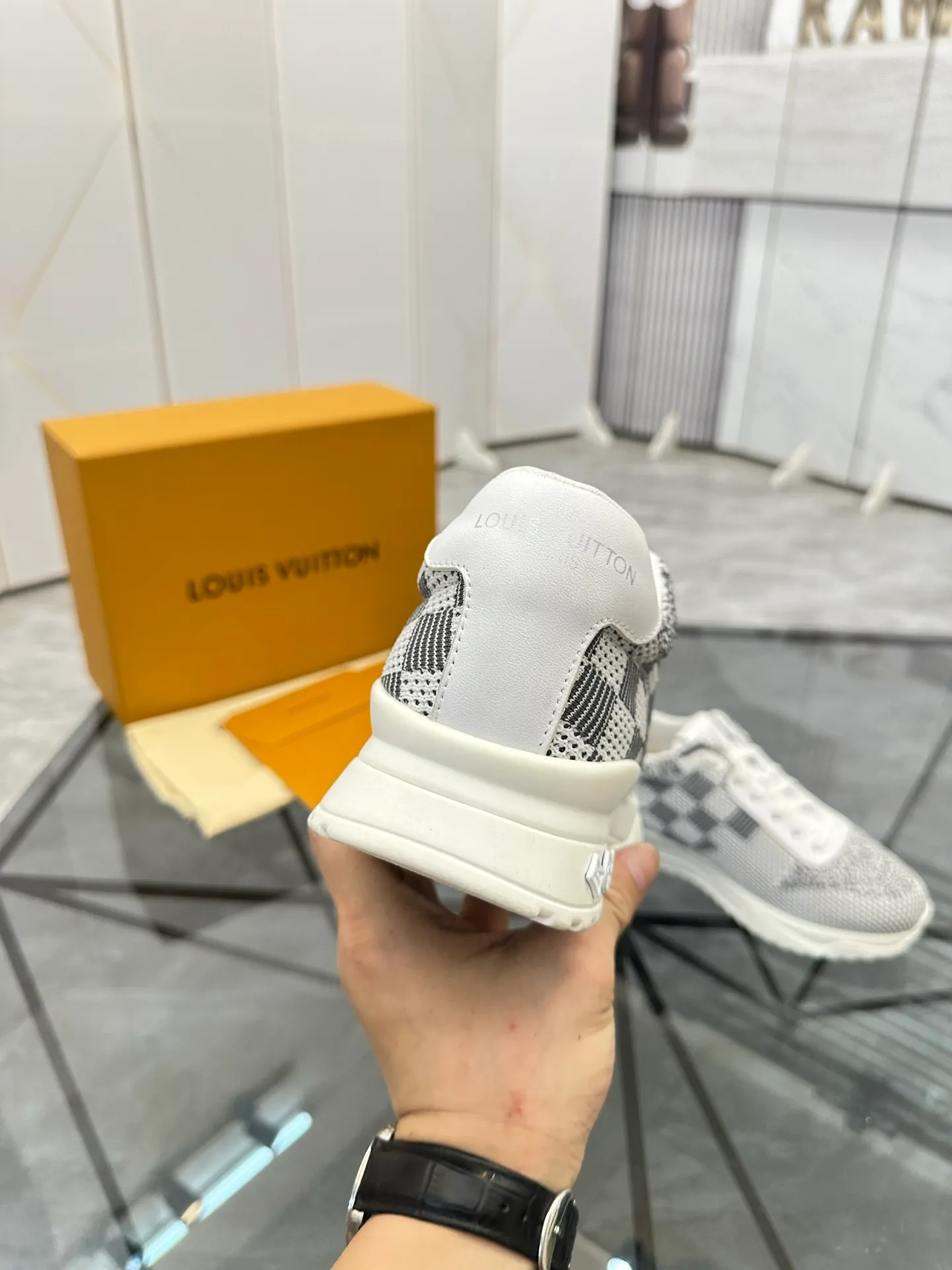 Men's shoes for sale💰: 💰P560¥ High-end quality Product trademark: LV* "Louis Vuitton*" low-top sneakers Regular size: 38-44 (can be customized to 45.46.) Product materials: imported breathable fly knit upper, breathable lining, original raw rubber translucent combination outsole. Number: 2068